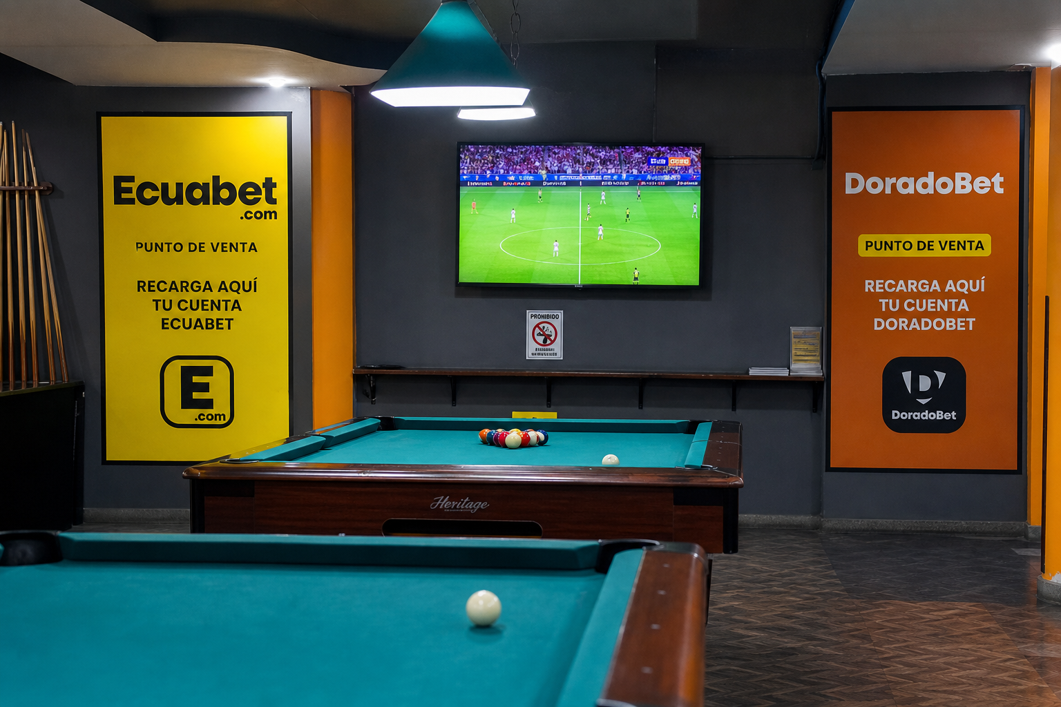 Billar con publicidad DoradoBet y Ecuabet